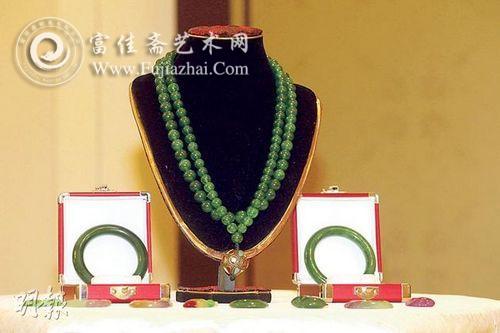 這串108顆朝珠鏈，起拍價(jià)為1.8億人民幣。圖片來源《明報(bào)》